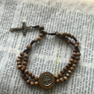 Pulsera Rosario san Benito en Madera